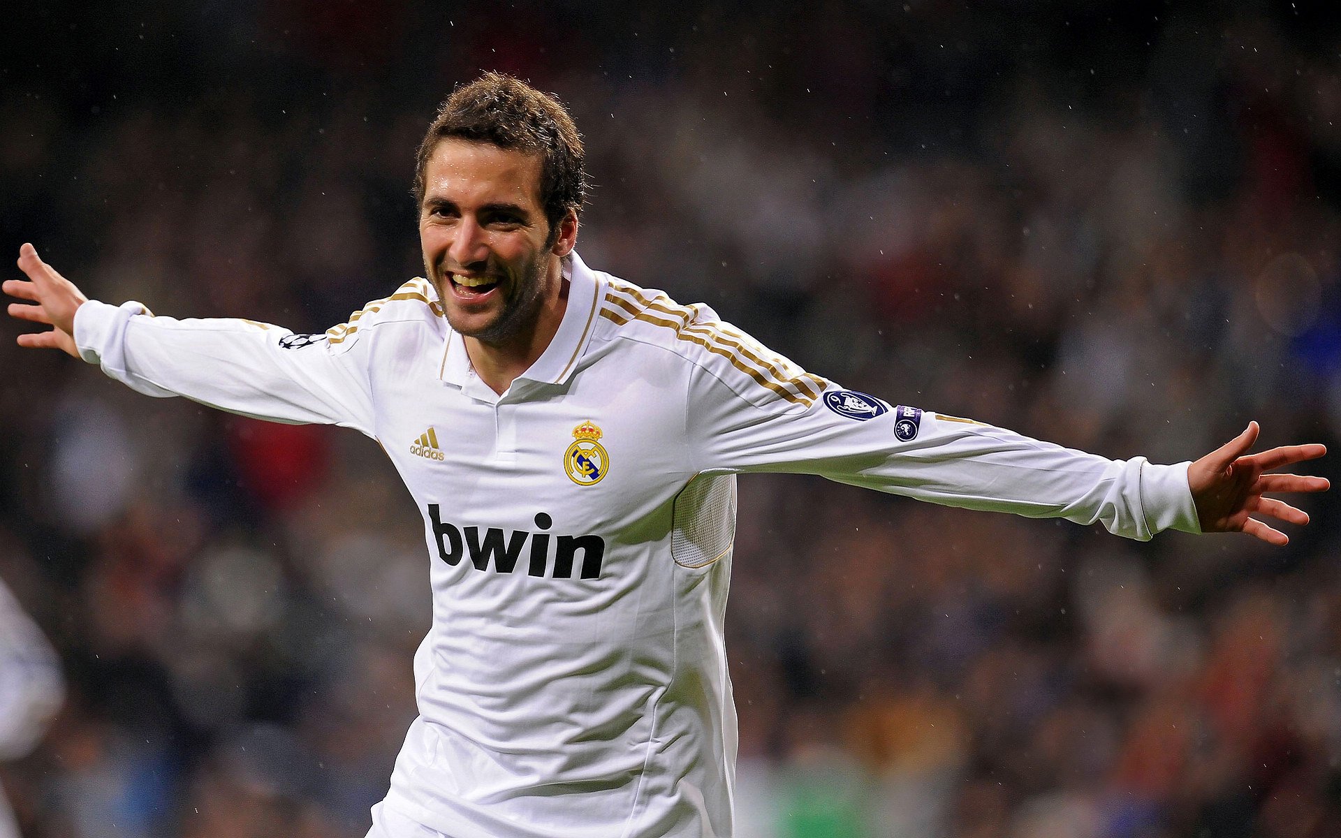 球星亲子同场亮相,家庭故事感动球迷,球星儿子踢球